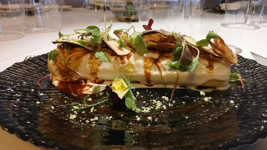 Cannelloni of Spanish bull tail with black truffles and artichoke chips