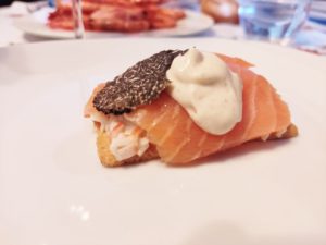 Canapé de salmón con mayonesa de trufa