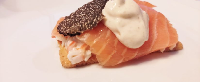 Canapé de salmón con mayonesa de trufa