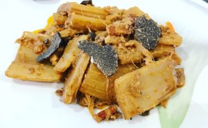 Receta de cardo con trufa negra, panceta y nueces