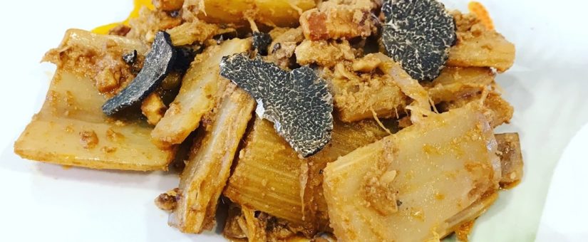 Cardo con trufa negra, panceta y nueces