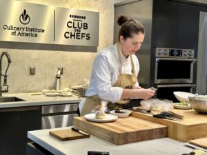 La Chef Elena Lucas del restaurante Michelin La Lobita durante el Trufforum