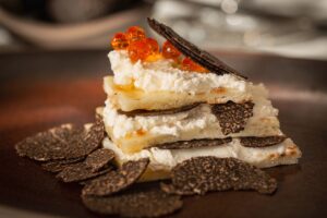 Receta canapés de queso cremoso, trufa y huevas de salmón