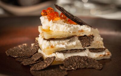 Canapés de queso cremoso, trufa y huevas de salmón