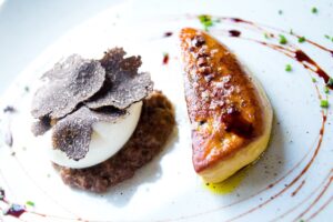 Receta de foie a la plancha con trufa negra, huevo poché y berenjena